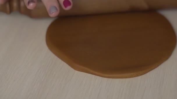 白いテーブルにクリスマス クッキーを麺棒で女性の手ロール生地 — ストック動画