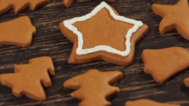 Decoratie van kerstkoekjes. Close-up bijgerechten zelfgemaakte peperkoek ster — Stockvideo