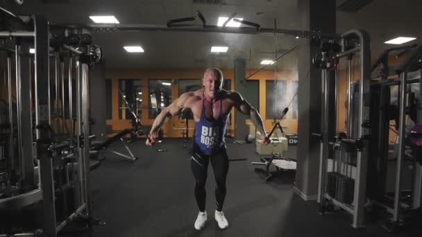 Manliga kroppsbyggare utbildning bröstet muskler i slow motion — Stockvideo