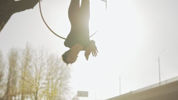 Lucht Turnen vrouw voert acrobatiek trucs op luchtfoto hoepel bij zonsopgang — Stockvideo