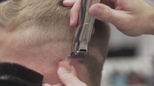 Cabeleireiro profissional corte de cabelo com cortador de cabelo. Corte de cabelo com navalha — Vídeo de Stock