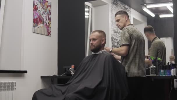 Professionele kapper snijden haar met haartrimmer. Mens kappers — Stockvideo