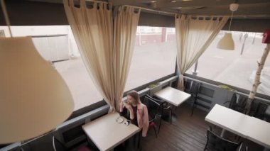 Çekici kız molası sırasında kafede kahve içme. Kahve kadınla