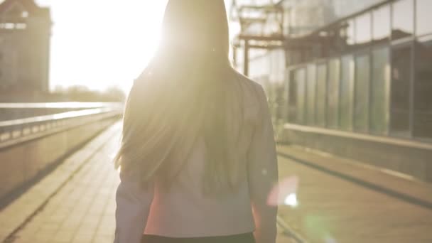 Retrato Una Hermosa Mujer Caucásica Con Pelo Largo Caminando Ciudad — Vídeos de Stock