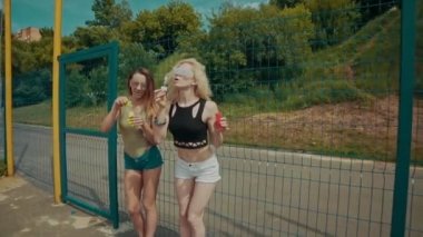 Şirin hipster kızlar eğleniyor güneş gözlüğü kabarcıklar açık havada yapma