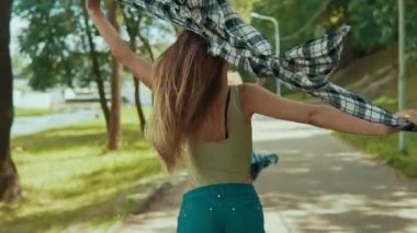 Güzel hipster womans şort parkında çalışır. Eğlenceli ve açık havada Genç kızlar var.