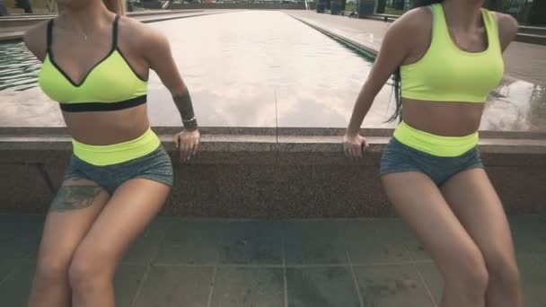 两名身穿运动服装的年轻女运动员在户外做三头肌运动 — 图库视频影像