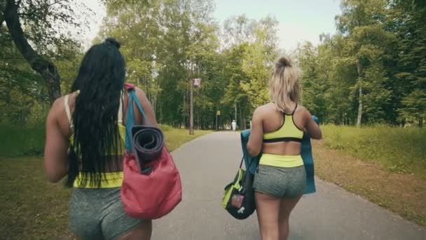 Chicas Fitness Caminan Con Bolsa Deporte Chicas Jóvenes Preparándose Para — Vídeos de Stock