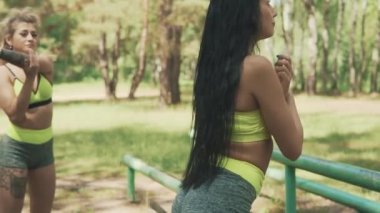 Jimnastik kızlar açık açık havada germe ısınma olun. Sağlıklı kavramı