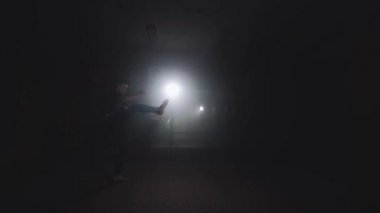 Koyu spor salonunda boks sporcu. Boksör silüeti dumanlı Studio'da eğitim