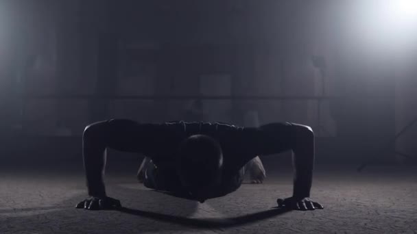 Profi sportoló csinál fekvőtámaszokat a tornaterem. Boxer képzés rugalmas pólyák — Stock videók