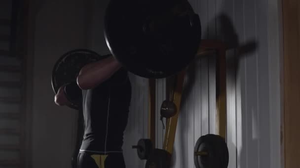 Kraakpanden in de sportschool. Jonge atleet training in de sportschool. Squats met gewicht. Sport concept — Stockvideo