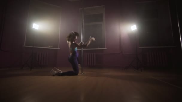 大きな期待を集めて女の子実行ポールダンス。パイロンの上で踊っていい女性 — ストック動画