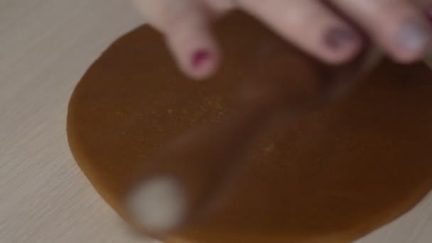 梨花の手が白いテーブルにクリスマス クッキーを麺棒で生地をロールします。 — ストック動画