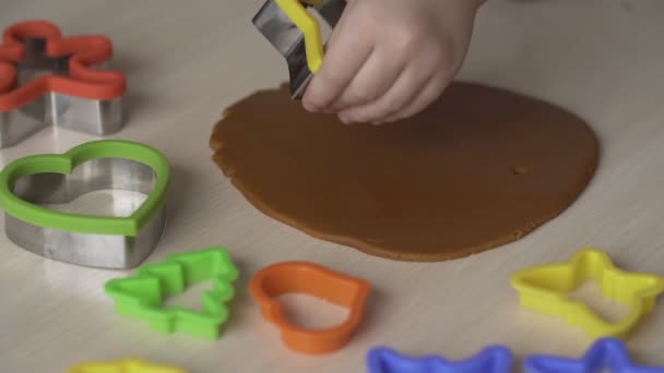 Meisje maken Kerst gingerbread koekjes met cookie cutters. Xmas concept — Stockvideo