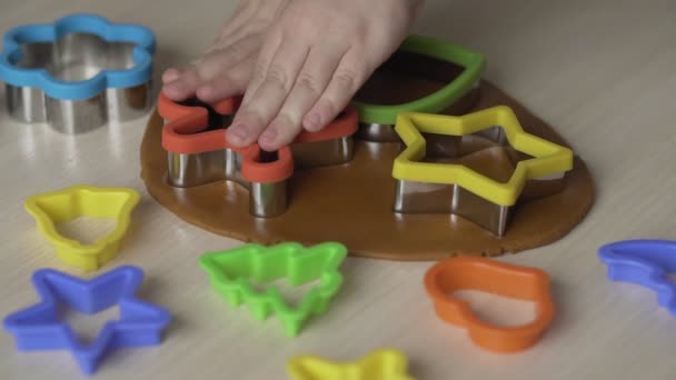 Primer plano de niña hacer galletas de jengibre de Navidad con cortadores de galletas en slomo — Vídeos de Stock