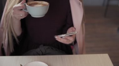 Kahve içme ve ağır çekimde Sabahları rahat rahatlatıcı genç kız