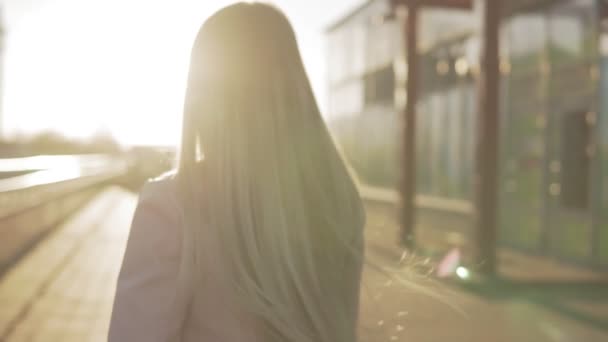 Retrato de una mujer caucásica bonita con el pelo largo caminando al amanecer o al atardecer — Vídeos de Stock