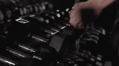 Erkek el dambıl, gücü eğitim donanımları spor salonunda alarak closeup