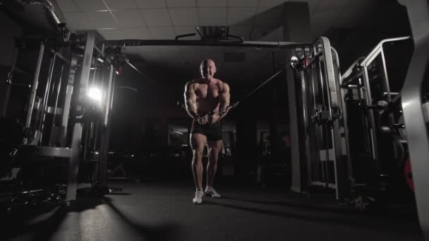 スローモーションで男性のボディービルダー トレーニング胸を筋肉します。 — ストック動画