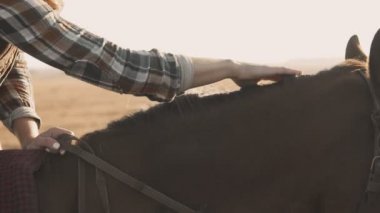 At ve okşamalarla atları yele el ile üzerinde oturan genç kadın Close-up