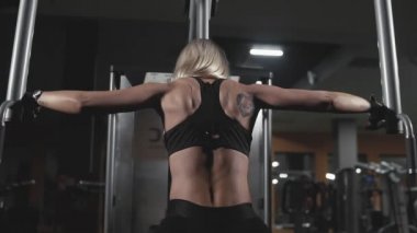 Atletik genç kadın fitness egzersiz donanımları üzerinde çalışma dışarı yakın çekim