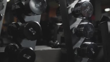 Halter salonunda, treynerler sporcular için satırları