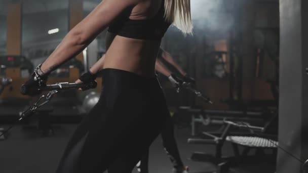 Blonde squat in simulator in donkere sportschool. Fitness vrouw squat voor versterking van been — Stockvideo