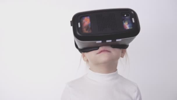Μικρό Ξανθό Κορίτσι Βλέποντας Βίντεο 360 Στο Σπίτι Λευκό Φόντο — Αρχείο Βίντεο