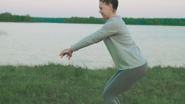 Gyönyörű nő felmelegítési hogy reggel jóga gyakorlat. Egészséges életmód — Stock videók
