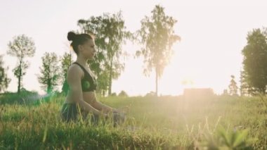 Lotus pozisyonu gündoğumu, güzel kız. Sağlıklı yaşam tarzı ve yoga kavramı