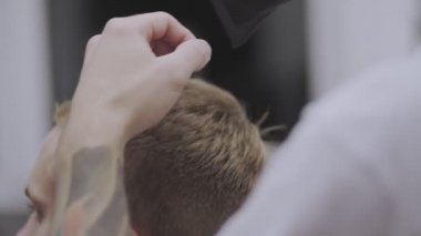 Salonda erkek saç modeli. Adam saç kurutma kuaför dükkanı. Kuaför styling saç