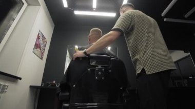 Profesyonel tıraş adam sakallı. Erkek kuaför kırpma sakal tıraş makinesi.