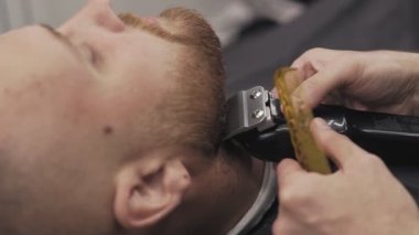Erkek kuaför kırpma sakal tıraş makinesi ile kapatın. Kuaför tıraş sakal