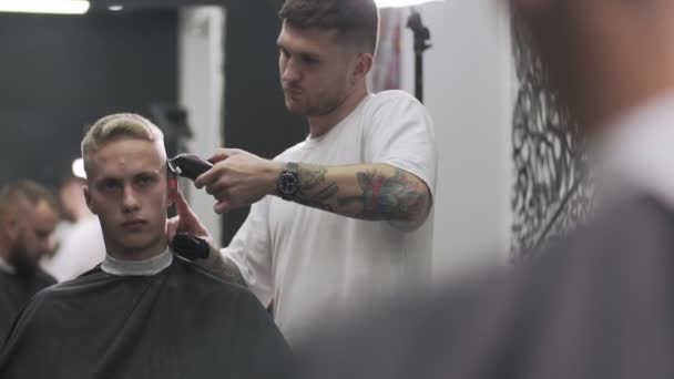 Cabeleireiro profissional corte de cabelo com cortador de cabelo — Vídeo de Stock