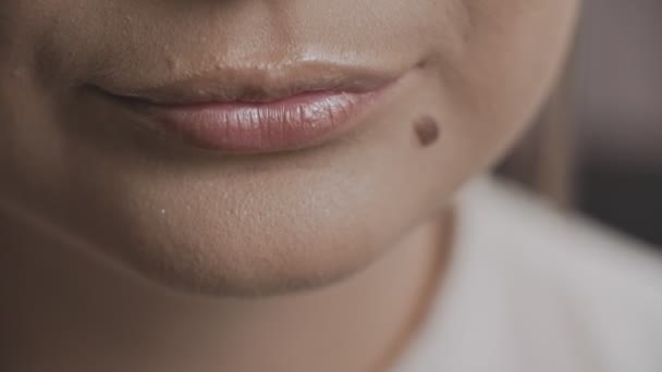 Macro close-up van sexy dames lippen. Sensuele vrouwen lippen in slow motion — Stockvideo