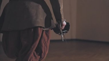 Ağır çekimde kapalı kılıçla Ortaçağ savaşçı yürür