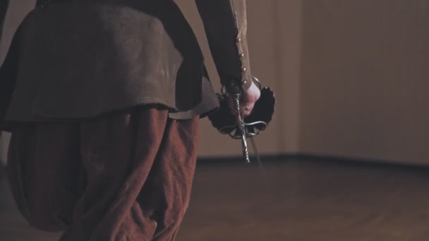 中世纪战士在室内慢动作中挥剑行走 — 图库视频影像