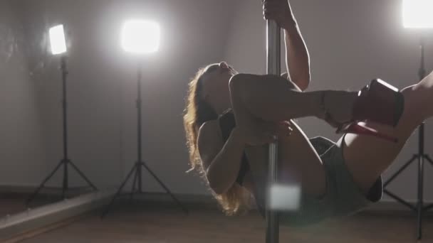 Primo piano di donna con forma sexy sta ballando vicino al palo al rallentatore — Video Stock