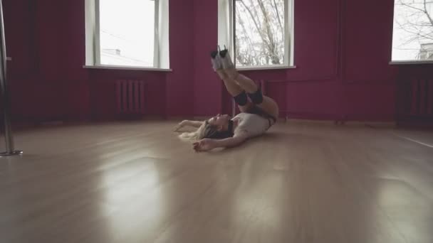 Exotické tance. Mladá blonďatá dívka tančí u tyče. Žena, která dělá poledance — Stock video