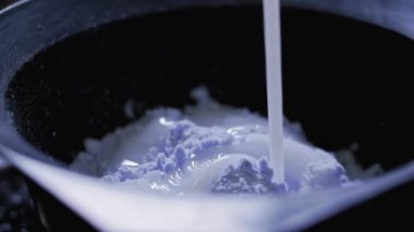 Profesyonel renklendirme ve saç bakım ağır çekimde. Görünümü kapatın