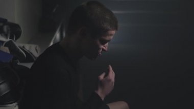 Boksör ağızlık mücadele önce kullanır. Oturma kick boks görünümünü yakın çekim