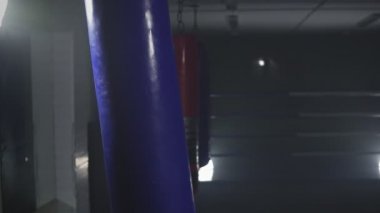 Boks Oda kum torbaları. Kum torbaları koyu spor salonunda