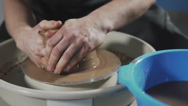 Créer un vase d'argile. Sculpteur dans l'atelier fait cruche en argile gros plan — Video