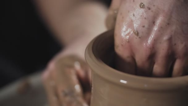 Der Mensch arbeitet mit Töpferscheibe und Ton. Keramik aus Handarbeit und Ton — Stockvideo