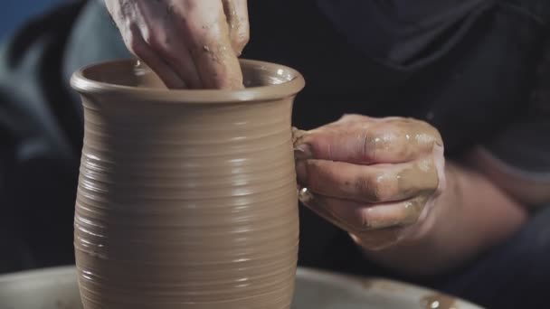 Ręce delikatnie tworzą prawidłowo ukształtowane ręcznie z gliny. Potter tworzy produkt — Wideo stockowe