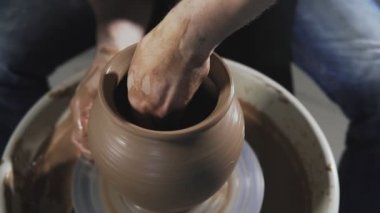 Atölyede heykeltıraş üst görünümü kil dışarı sürahi yapar. Potters çalışma yakın çekim