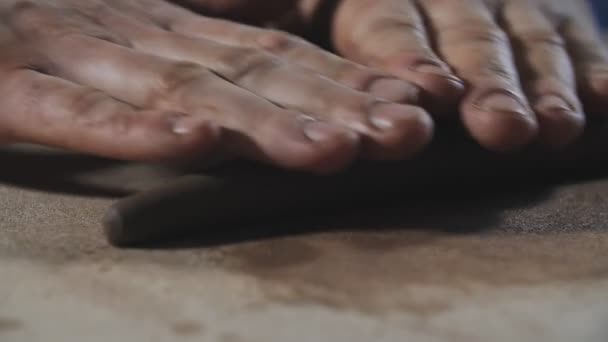 波特卷粘土。陶工近距离工作。人的手做黏土产品 — 图库视频影像
