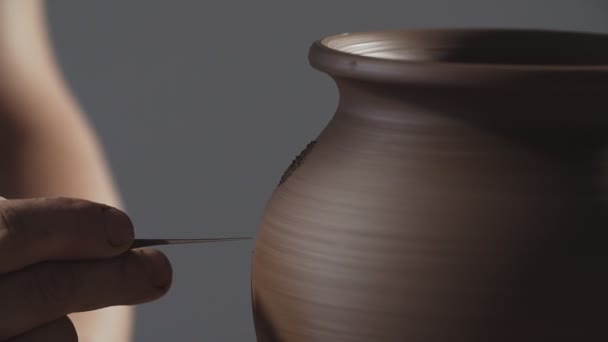 Ruce jemně vytvářejí správně tvarované ručně vyrobené z hlíny. Potter vytváří produkt — Stock video