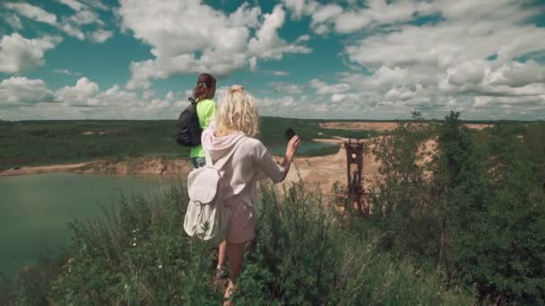 Belles filles voyageant et faire des photos avec le téléphone. Randonneurs marchant à la carrière — Video